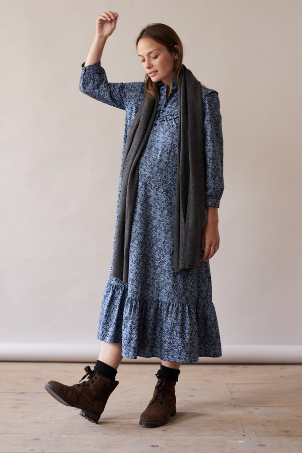 Blue floral dress pregnant 
